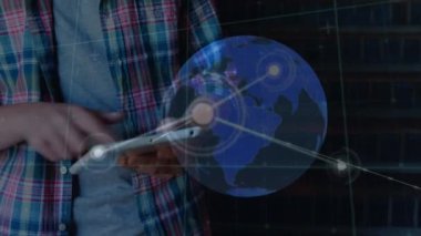 Kafkasyalı genç bir çocuk üzerinde bağlantı ve dünya ağının animasyonu. Dijital olarak oluşturulmuş küresel bağlantılar, eğitim ve dijital arayüz kavramı.