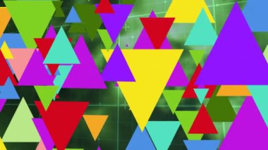 Yeşil arka planda renkli şekillerin canlandırılması. Küresel teknoloji, bilgisayar ve dijital arayüz kavramı dijital olarak oluşturulmuş video.