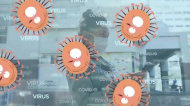 Virüs hücrelerinin ve virüs mesajlarının animasyonu Asyalı bir kadının yüz maskesi takıp akıllı telefon kullanması üzerine. Dijital olarak üretilen küresel covid 19 salgın konsepti.