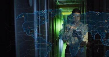 Bilgisayar sunucu odasında çalışan, dijital tabletli beyaz kadın mühendise karşı bir dünya haritası. İş veri depolama teknolojisi kavramı