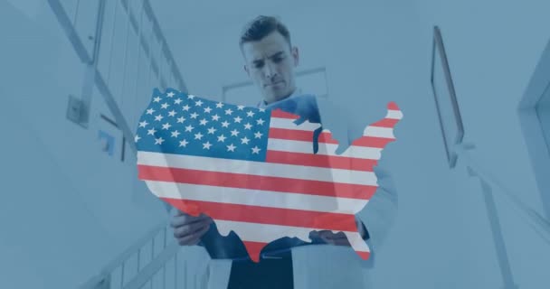 Animace Mapy Vlajkou Nad Bělošky Doktory Hovořícími Chodbě Americký Patriotismus — Stock video