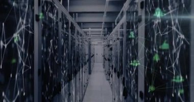 Bir odadaki birden fazla bilgisayar sunucusunun ekranları üzerinden bağlantı ağı. İş ve veri depolama teknolojisi kavramı