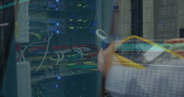 Bilgisayar ekranlarındaki veri işleme resmi insan kontrol sunucusu üzerinde. dijital arayüz, küresel teknoloji ve dijital olarak oluşturulmuş bağlantı konsepti.