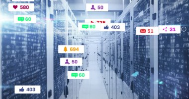 Sosyal medya simgeleri ve bilgisayar sunucuları üzerindeki afişler. küresel ağ, sosyal medya, teknoloji ve dijital arayüz kavramı dijital olarak oluşturuldu.