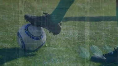 Spor sahasındaki erkek futbolcuların bacaklarının üzerinde finansal verilerin ve grafiklerin animasyonu. Spor, eğitim, finans ve ekonomi konsepti dijital olarak oluşturulmuş video.