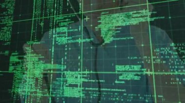 Steteskoplu beyaz erkek doktor üzerinde dijital ekranda veri işleme animasyonu. sağlık, tıp, veri işleme ve teknoloji konsepti dijital olarak oluşturulmuş video.