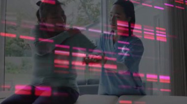 Asyalı kadın doktor ve hasta arasında dijital ekranda veri işleme animasyonu. Sağlık, tıp, veri işleme ve teknoloji konsepti dijital olarak oluşturulmuş video.