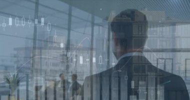 Ofisteki çeşitli iş adamları üzerinde veri işleme animasyonu. Küresel iş ve dijital arayüz kavramı dijital olarak oluşturulmuş video.