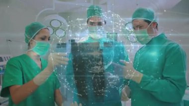 Kafkasyalı cerrahların konuştuğu veri işleme animasyonu. küresel tıp, bağlantılar ve dijital arayüz konsepti dijital olarak oluşturulmuş video.