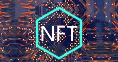 Nft metninin şehir manzarası üzerindeki bilgisayar devre kartının üzerinde canlandırması. Küresel iş, bilgisayar ve dijital arayüz kavramı dijital olarak oluşturulmuş video.