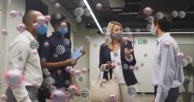 Covid-19 hücreleri, yüz maskesi takmış bir grup farklı ofis arkadaşının üzerinde yüzüyor ve tartışıyorlar. Covid-19 salgın konsepti