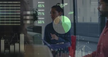 Kürek istatistiklerini kullanarak insan üzerinde istatistik ve veri işleme animasyonu. Küresel iş dijital arayüzü ve teknoloji konsepti dijital olarak oluşturulmuş video.