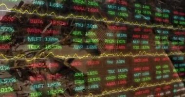 Hurdalıkta hurda yığınına karşı borsa veri işleme. Küresel finans ve ekonomi kavramı