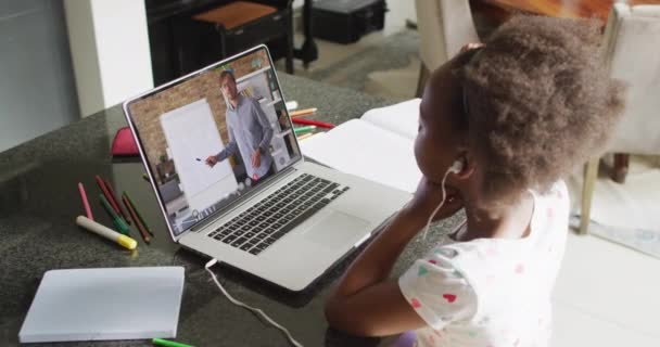 Kulaklıklı Afro Amerikan Bir Kızın Evde Dizüstü Bilgisayar Dersi Aldığı — Stok video