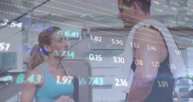 Spor salonunda egzersiz yapan beyaz bir çiftin veri işleme animasyonu. Küresel spor ve dijital arayüz kavramı dijital olarak oluşturulmuş video.