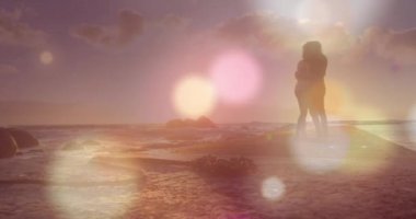 Sahildeki Afrikalı Amerikalı çiftin üzerindeki ışık noktalarının animasyonu. Tatiller ve dijital arayüz kavramı dijital olarak oluşturulmuş video.