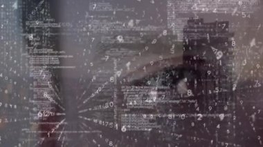Gözün üzerinde veri işleme animasyonu. Küresel iş ve dijital arayüz kavramı dijital olarak oluşturulmuş video.