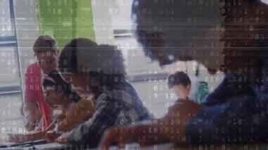 Okulda öğrenen çeşitli öğrenci sınıfları yerine ikili kodların animasyonu. Okulda öğrenen farklı öğrenci sınıfının ikili kodunun animasyonu.
