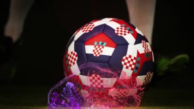 Beyaz erkek futbolcunun Hırvat bayrağıyla topa vuruşunun bacaklarının üzerinde ışıltı animasyonu. Spor, rekabet ve dijital olarak üretilen video konsepti.