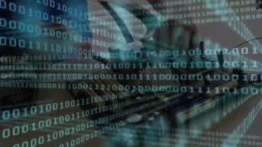 Bilgisayar devre kartı olan beyaz bir adam üzerinde veri işleme animasyonu. Küresel teknoloji ve dijital arayüz konsepti dijital olarak oluşturulmuş video.