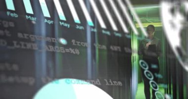 Sunucu odasında dijital tabletle çalışan beyaz kadın mühendis hakkında veri işleme. İş veri depolama teknolojisi kavramı