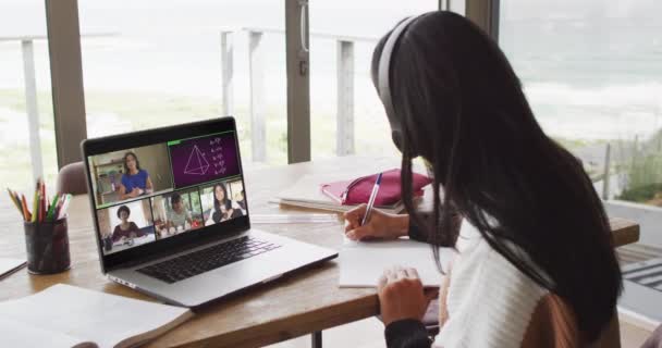 Menina Adolescente Racial Usando Laptop Para Videochamada Com Professor Masculino — Vídeo de Stock