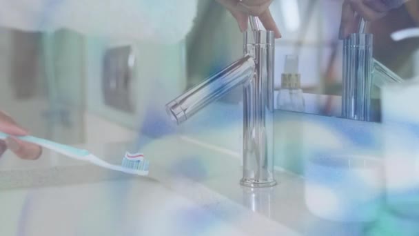 Animação Manchas Luz Sobre Mulher Biracial Escovando Dentes Conceito Medicina — Vídeo de Stock