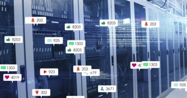 Sosyal medya simgeleri ve bilgisayar sunucuları üzerindeki afişler. küresel ağ, sosyal medya, teknoloji ve dijital arayüz kavramı dijital olarak oluşturuldu.