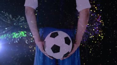 Kafkasyalı erkek futbolcunun topu tutuşu üzerine havai fişek animasyonu. Spor, rekabet ve dijital olarak üretilen video konsepti.