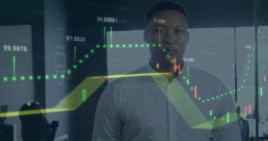 Ofisteki melez iş adamının finansal verilerinin animasyonu. Küresel ekonomi, finans, iş ve teknoloji kavramı dijital olarak oluşturulmuş video.