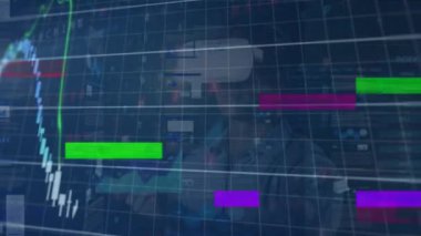 VR kulaklık kullanılarak Kafkas iş adamının veri işleme animasyonu. küresel iş, finans, bağlantılar ve dijital arayüz konsepti dijital olarak oluşturulmuş video.