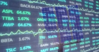 Güneş paneli üzerinde veri işleme animasyonu. Küresel teknoloji ve dijital arayüz konsepti dijital olarak oluşturulmuş video.