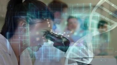 Laboratuvarda mikroskop kullanan beyaz kadın bilim adamlarına karşı DNA yapısı ve veri işleme. Tıbbi araştırma ve bilim teknolojisi kavramı