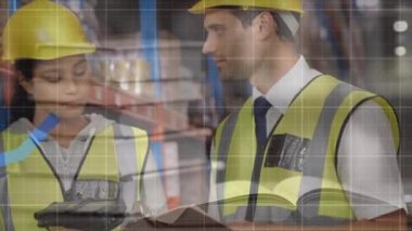 Depoda çalışan farklı insanlar üzerinde veri işleme ve mavi çizgilerin animasyonu. Küresel taşımacılık, işletme, finans, veri işleme ve dijital olarak oluşturulan ağ konsepti.