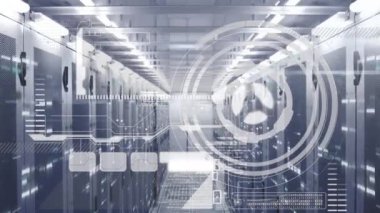 Sunucu odasında veri işleme animasyonu. küresel bağlantılar, bilgisayar ve dijital arayüz konsepti dijital olarak oluşturulmuş video.