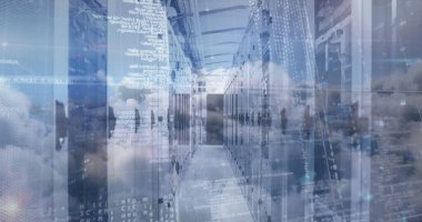 Bilgisayar sunucuları ve gökyüzü üzerinde bulutlarla veri işleme resmi. dijital arayüz küresel bağlantı ve dijital olarak oluşturulan iletişim konsepti.