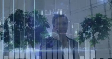 Ofiste çalışan iş adamları üzerinde finansal veri işleme animasyonu. Küresel spor bağlantıları ve dijital arayüz konsepti dijital olarak oluşturulmuş video.