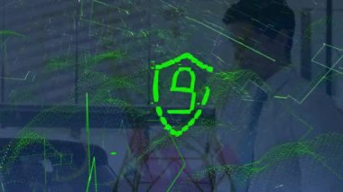 Yeşil çizgilerin animasyonu ve iş adamı ve elektrik direğinin üzerindeki dijital asma kilit. Küresel enerji, iş ve dijital güvenlik kavramı dijital olarak oluşturulmuş video.