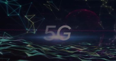 5G animasyonu ve karanlık dijital uzayda hareket eden şekiller. Ağ, iletişim ve teknoloji konsepti dijital olarak oluşturulmuş video.