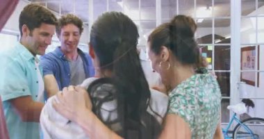 Ofisteki çeşitli iş adamları üzerinde finansal veri işleme animasyonu. küresel iş, veri işleme ve dijital arayüz kavramı dijital olarak oluşturulmuş video.