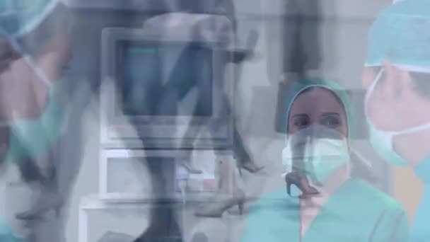 Kafkasyalı Kadın Cerrahların Yürüyen Insanlarla Zaman Geçirerek Canlandırılması Sağlık Tıp — Stok video