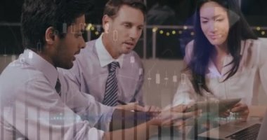 Telefon kulaklığı kullanan çeşitli iş adamlarının veri işleme animasyonları. Küresel iş veri işleme bağlantıları teknoloji ve dijital arayüz konsepti dijital olarak oluşturulmuş video.