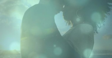 Sahildeki Afrikalı Amerikalı çiftin üzerindeki ışık noktalarının animasyonu. Tatiller ve dijital arayüz kavramı dijital olarak oluşturulmuş video.