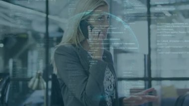 Kafkasyalı iş kadınının akıllı telefondan konuşması üzerine veri işleme ve küre animasyonu. Küresel iş, bilgisayar ve dijital arayüz kavramı dijital olarak oluşturulmuş video.