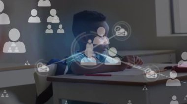 Okuldaki mutlu Afrikalı Amerikalı çocuk yerine bağlantı ağının animasyonu. Okul, eğitim ve teknoloji konseptiyle dijital olarak üretilen video.