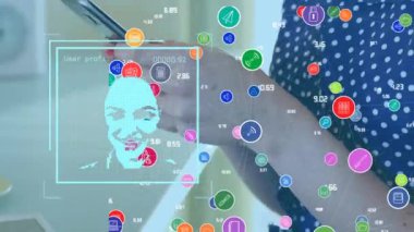 Akıllı telefon kullanan Kafkas iş kadını üzerinden ikonların ve ağ bağlantılarının animasyonu. Küresel iş ve dijital arayüz kavramı dijital olarak oluşturulmuş video.