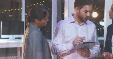 Ofisteki çeşitli iş adamları üzerinde finansal veri işleme animasyonu. küresel iş, veri işleme ve dijital arayüz kavramı dijital olarak oluşturulmuş video.