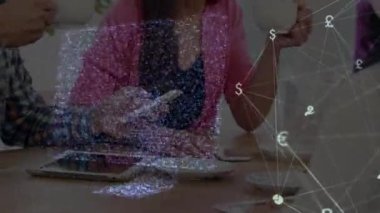 Kahve içen melez çiftlerin ikonlarıyla olan bağlantıların animasyonu. Ağ, bağlantılar ve dijital olarak oluşturulan iletişim konsepti.