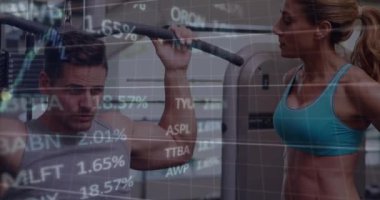 Spor salonunda egzersiz yapan beyaz bir çiftin veri işleme animasyonu. Küresel spor ve dijital arayüz kavramı dijital olarak oluşturulmuş video.