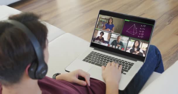 亚洲青少年男孩使用笔记本电脑进行视频通话 男教师和班级在屏幕上 通信技术和在线教育 数字合成视频 — 图库视频影像